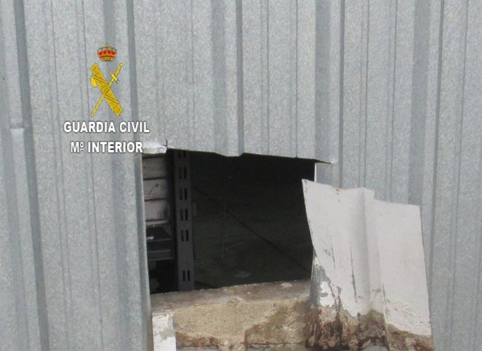 Butrón practicado por el detenido en uno de los establecimientos objeto de robo