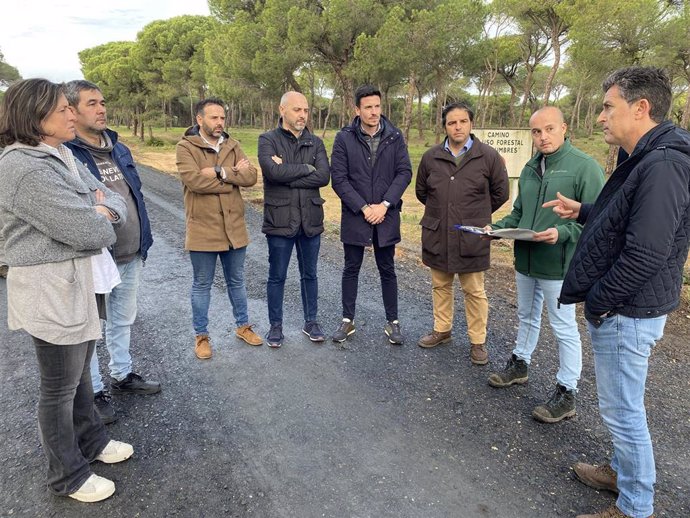 El delegado de Sostenibilidad, Medio Ambiente y Economía Azul de la Junta en Huelva, Pedro Yórquez (tercero por la derecha), en su visita a las obras de restauración ambiental en el término municipal de Aljaraque.