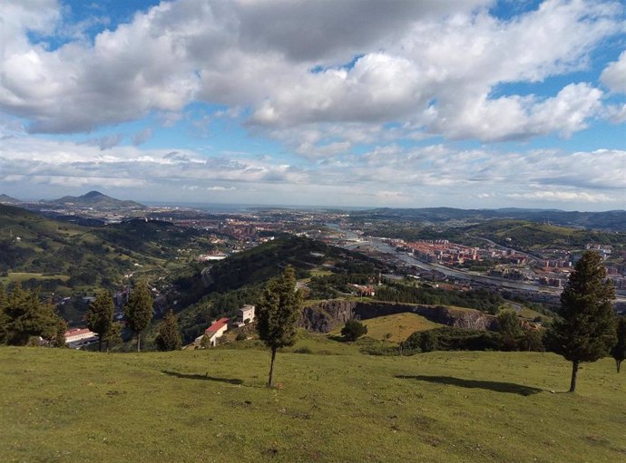 Archivo - Bilbao desde el monte Kobetas