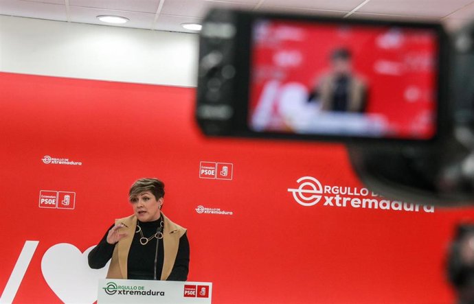 La portavoz del PSOE de Extremadura, Soraya Vega, en rueda de prensa en Mérida