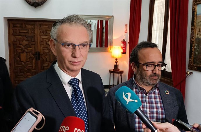 El delegado del Gobierno en Extremadura, José Luis Quintana, atiende a los medios tras reunirse con el presidente de la Diputación de Cáceres, Miguel Ángel Morales