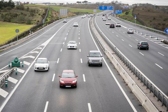 Archivo - Varios coches circulan por la autovía del Suroeste, A-5, a 8 de enero de 2023, en Madrid (España). En el dispositivo de tráfico para la tercera y última fase de la operación especial de la Dirección General de Tráfico de Navidad se esperan que