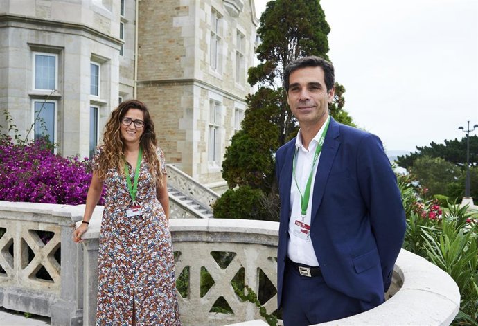 Archivo - Zoraida Hijosa en un imagen del 2021 con el entonces director general de Memoria Democrática, Diego Blázquez,