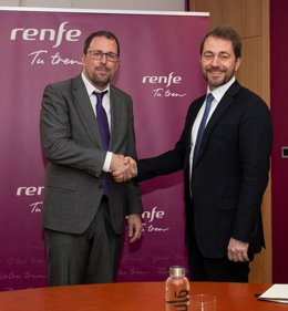 El presidente de Renfe, Raül Blanco, y el director de Operaciones del BEI para España y Portugal, Gilles Badot