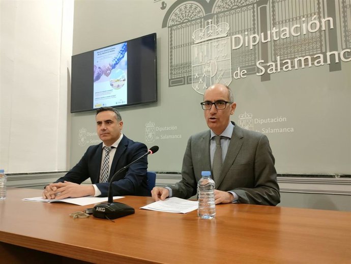 El presidente de la Diputación de Salamanca, Javier Iglesias (d), junto al diputado Antonio Labrador (i) en La Salina