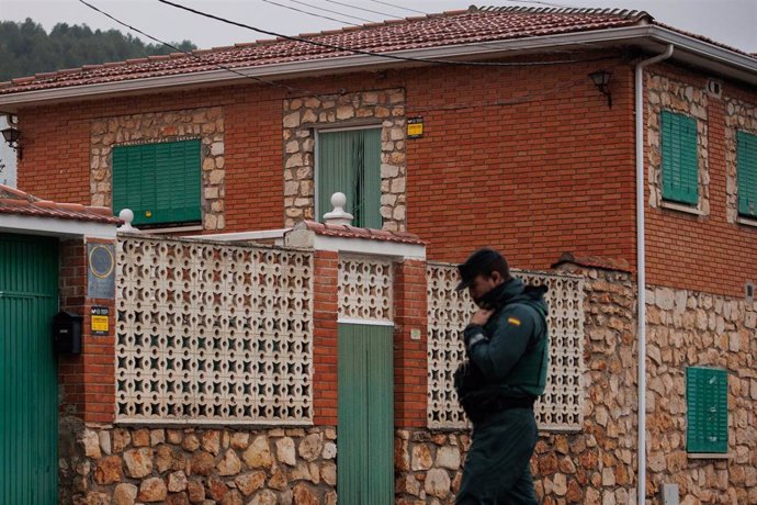 Fachada de la casa donde han hallado a tres hermanos ancianos asesinados y quemados, a 19 de enero de 2024, en Morata de Tajuña, Madrid (España). 