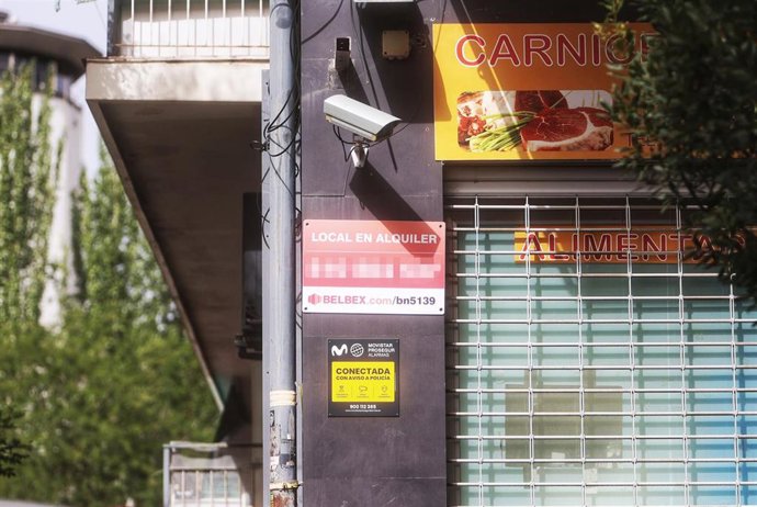 Archivo - Local con cartel de "se alquila", a 9 de agosto de 2023, en Madrid (España). La vivienda en alquiler en España cerró julio con un precio medio por metro cuadrado de 10,93 euros, lo que supone un 6,74% más en comparación al mismo mes del año an