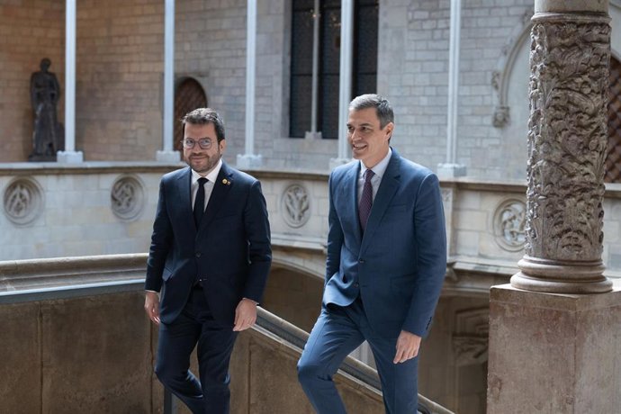Archivo - El presidente del Gobierno, Pedro Sánchez (d), y el president de la Generalitat de Catalunya, Pere Aragons (i), se reúnen en el Palau de la Generalitat, a 21 de diciembre de 2023, en Barcelona, Catalunya (España). Este es el primer encuentro 
