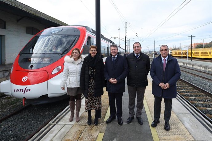 La delegada del Gobierno, Alicia Echeverría; la presidenta Chivite; el secretario de Estado, Transportes y Movilidad Sostenible, José Antonio Santano; el presidente de Renfe, Raül Blanco; y el consejero Chivite