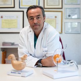 El especialista de la Unidad de Endoscopia Bariátrica del Hospital Vithas Alicante, el doctor López-Nava
