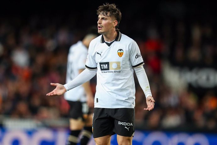 El extremo español Sergi Canós (Valencia CF), durante un encuentro de LaLiga EA Sports 2023-2024 ante el Villarreal CF en Mestalla.