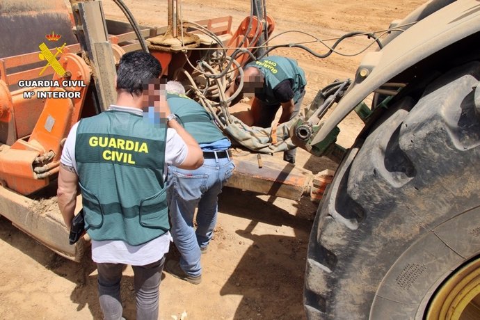 Un agente de la Guardia Civil durante la inspección de un vehículo.