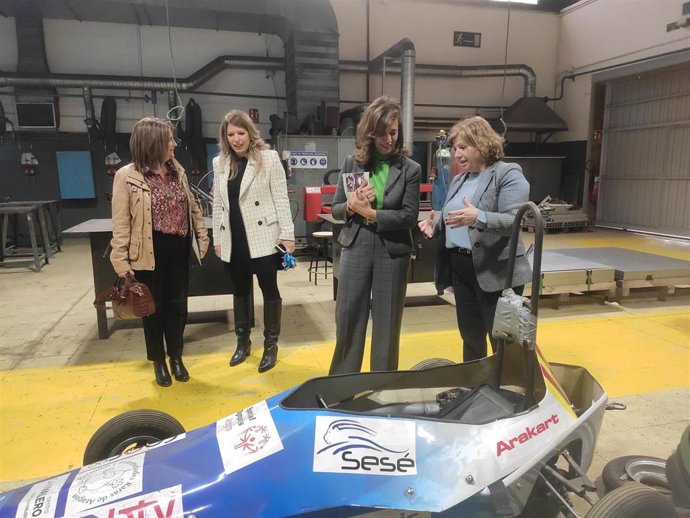 La consejera municipal de Políticas Sociales, Marian Orós, durante su visita al taller de la Fundación San Valero.