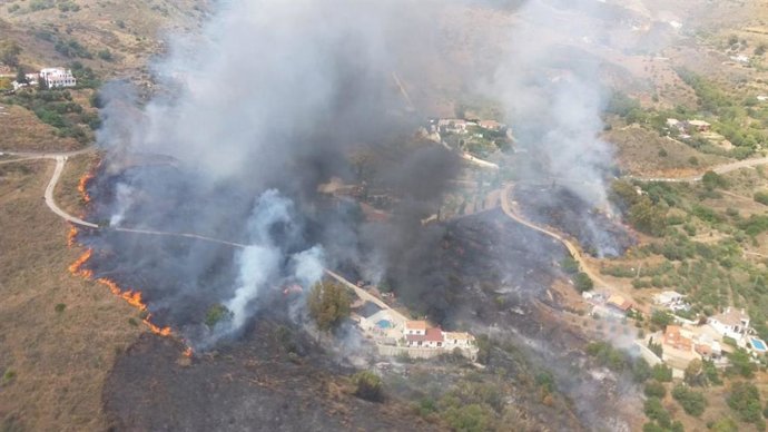 Archivo - Incendio en paraje Valtocado de Mijas (Málaga). Imagen de archivo.
