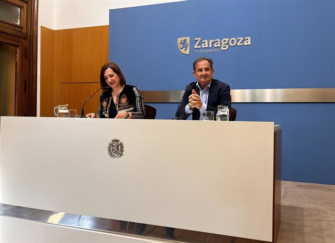Los consejeros municipales Ángel Lorén y Sara Fernández en rueda de prensa.