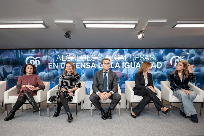 El presidente del Partido Popular, Alberto Núñez Feijóo, junto a la alcaldesa de Teruel, Emma Buj (1i), la alcaldesa de Castellón, Begoña Carrasco García (2i), la alcaldesa de Zaragoza, Natalia Chueca Muñoz (2d), y la alcaldesa de Huelva, Pilar Miranda 