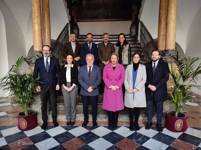 La consejera de Economía, Hacienda y Fondos Europeos, Carolina España (tercera por la dcha.), y el presidente de la Diputación de Córdoba, Salvador Fuentes (cuarto), en su encuentro en el Palacio de la Merced.