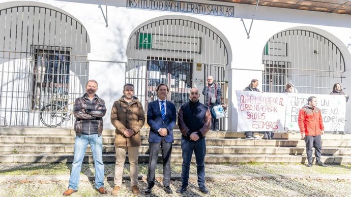El secretario general del Grupo Parlamentario Vox en el Parlamento de Andalucía, Benito Morillo, durante su visita al IES San Blas de Aracena (Huelva).