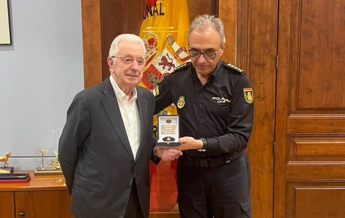 La Policía Nacional entrega una placa al presidente de LETI Pharma, Jaime Grego, en Barcelona