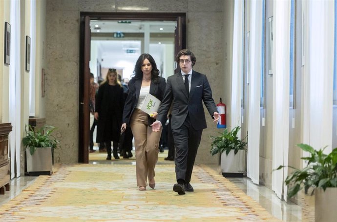 La portavoz de VOX en el Congreso, Pepa Millán, y el diputado de VOX José María Figaredo a su llegada a una reunión de la Junta de Portavoces, en el Congreso de los Diputados.