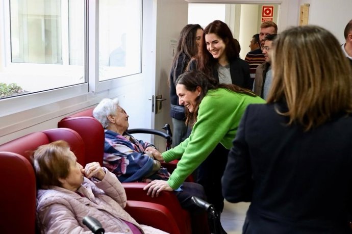 La consejera de Inclusión Social, Juventud, Familias e Igualdad, Loles López, en su visita a la residencia de mayores de El Cerro del Andévalo (Huelva).