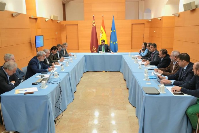 El jefe del Ejecutivo regional, Fernando López Miras, preside en San Esteban la reunión sobre la situación actual de los recursos hídricos en la Región de Murcia
