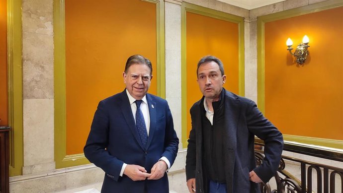 El alcalde de Oviedo, Alfredo Canteli, y el consejero de Ordenación de Territorio, Urbanismo, Vivienda y Derechos Ciudadanos, Ovidio Zapico, tras su reunión.