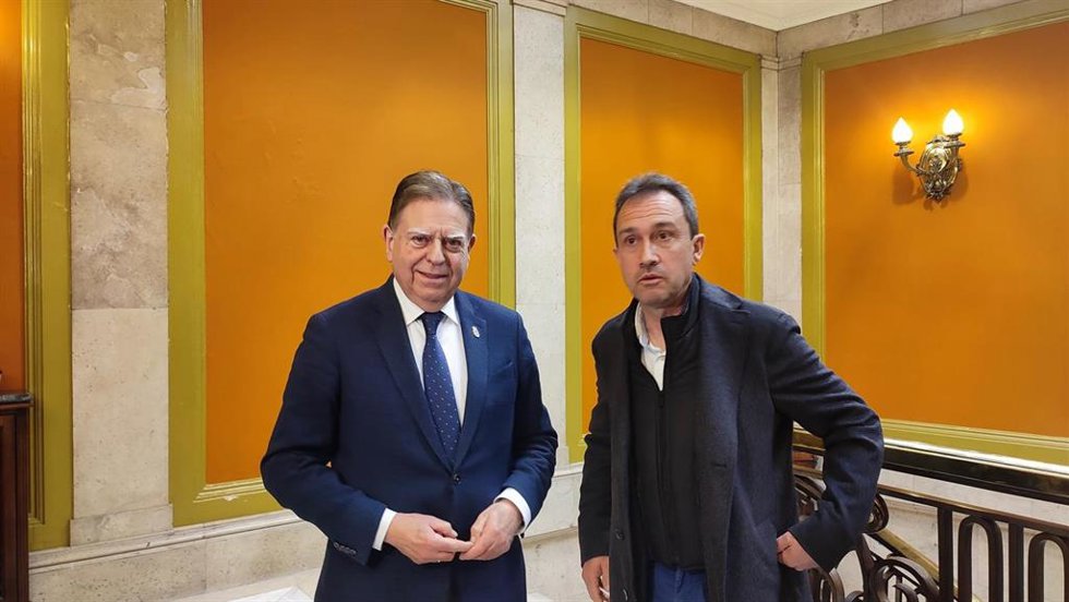 El alcalde de Oviedo, Alfredo Canteli, y el consejero de Ordenación de Territorio, Urbanismo, Vivienda y Derechos Ciudadanos, Ovidio Zapico, tras su reunión.