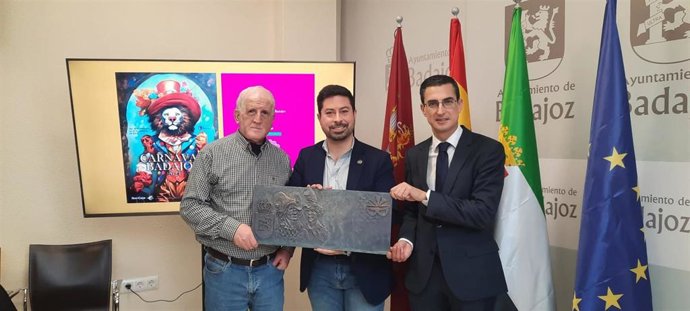 El concejal de Ferias y Fiestas, José Antonio Casablanca, ha presentado el programa oficial del Carnaval de Badajoz 2024, acompañado del director territorial de Ibercaja, Fernando Planelles.