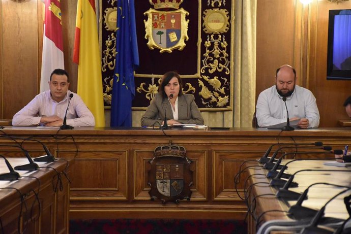 La diputada de Turismo y Patrimonio, Mayte Megía, y el presidente de la Asociación Provincial de Productores Agroalimentarios de Cuenca (APPAC) en rueda de prensa.