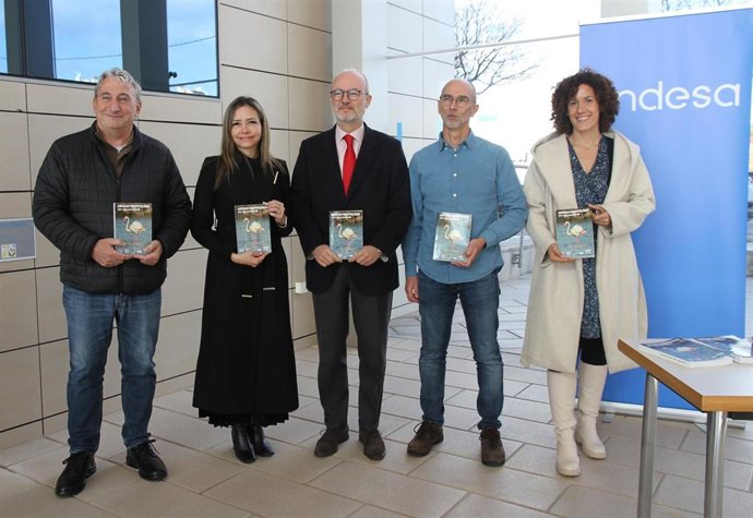 (I-D)  El Responsable De Ornitología Del GOB, La Responsable De Relaciones Institucionales De Endesa, El Director General De Endesa En Baleares, El Responsable De Conservación Del GOB Y La Responsable De Grandes Clientes De Endesa.