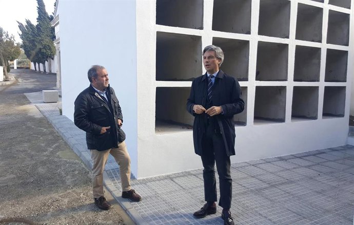 El delegado de Infraestructuras, Sostenibilidad y Agricultura de la Diputación de Córdoba, Andrés Lorite (dcha.), visita el cementerio de Valenzuela.