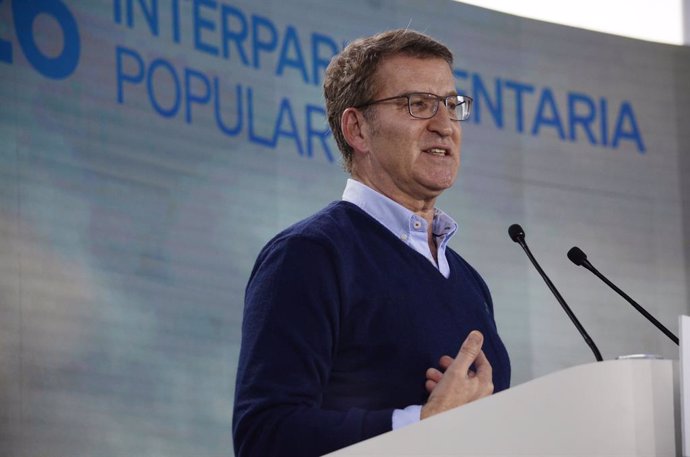 El presidente del Partido Popular, Alberto Núñez Feijóo, interviene durante la clausura de la XXVI Jornada Interparlamentaria Popular, en ExpoOurense, a 21 de enero de 2024, en Ourense, Galicia (España). 