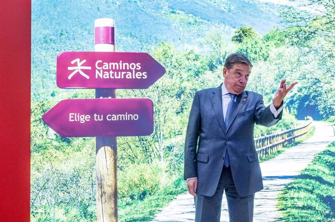 Archivo - El ministro de Agricultura, Pesca y Alimentación, Luis Planas, durante la presentación de la campaña de promoción de la red Caminos Naturales de España en Fitur