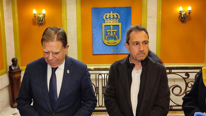 El alcalde de Oviedo, Alfredo Canteli, y el coordinador de IU Asturias y consejero de Ordenación de Territorio, Urbanismo, Vivienda y Derechos Ciudadanos, Ovidio Zapico.