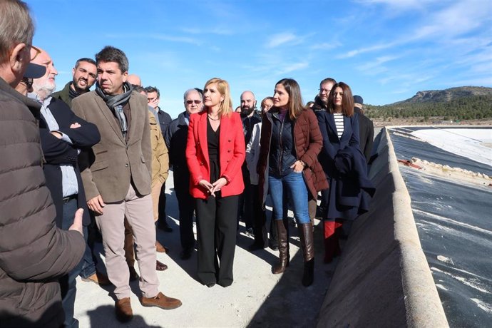 El 'president' de la Generalitat, Carlos Mazón, y la consellera de Medio Ambiente, Agua, Infraestructuras y Territorio, Salomé Pradas.