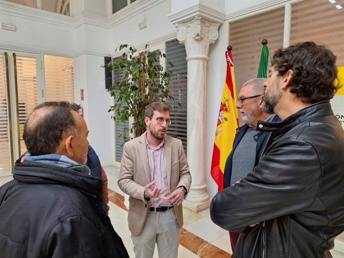 Francisco Toscano, en el centro, se reúne con los secretarios provinciales de UGT y CCOO.