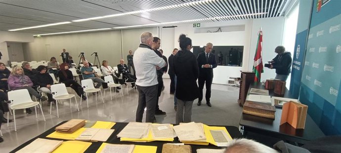 El Lehendakari, Iñiho Urkullu,  en el Archivo Histórico de Euskadi, con el fondo documental que ha donado la familia López Mendizabal sobre el exilio