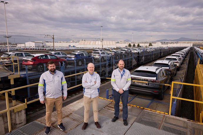 Envío de coches Volkswagen en trenes.