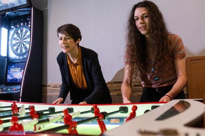 Pontón juega al futbolín en un bar de Milladoiro.