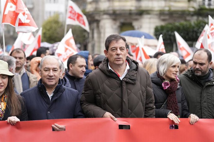 El candidato del PSdeG a presidir la Xunta de Galicia, José Ramón Gómez Besteiro (3d), durante una protesta contra la gestión por el vertido de los pellets, a 21 de enero de 2024, en Santiago de Compostela, A Coruña, Galicia (España). Un total de 109 as