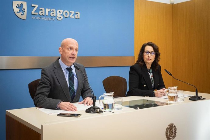 El consejero municipal de Economía, Transformación Digital y Transparencia, Carlos Gimeno, en rueda de prensa junto a la concejal de VOX, Eva Torres