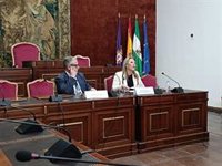 Carolina España destaca que la Junta "ayuda a los trabajadores" al bajar los impuestos, al contrario que el Gobierno