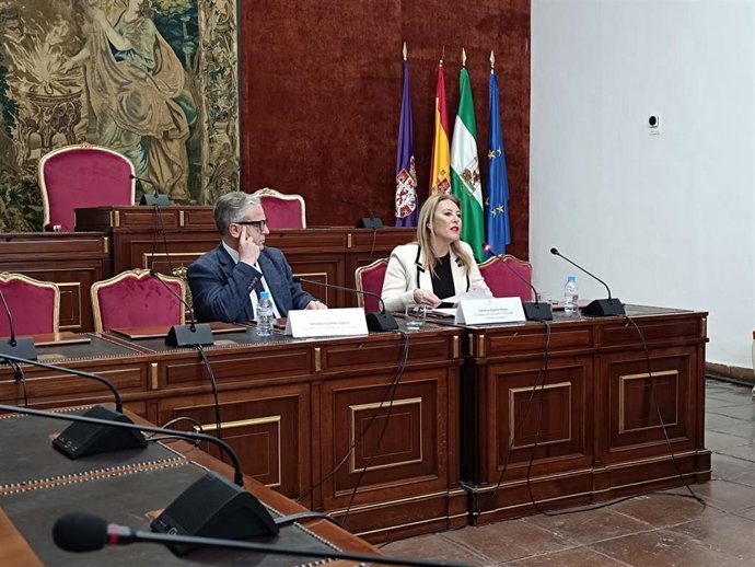 Carolina España interviene, observaba por el presidente de la Diputación de Córdoba, Salvador Fuentes.