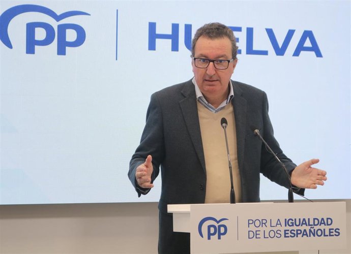 El presidente del PP de Huelva y parlamentario andaluz, Manuel Andrés González, en rueda de prensa.