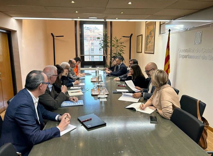 La presidenta de la ACM, Meritxell Budó;  el secretario general de la ACM, Miquel Buch, y representantes de la FMC, en una reunión con el conseller de Salud, Manel Balcells