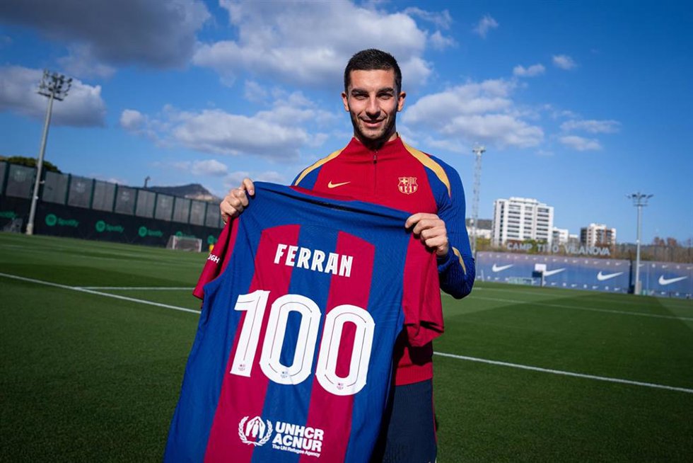 El jugador del FC Barcelona Ferran Torres, tras cumplir 100 partidos como blaugrana