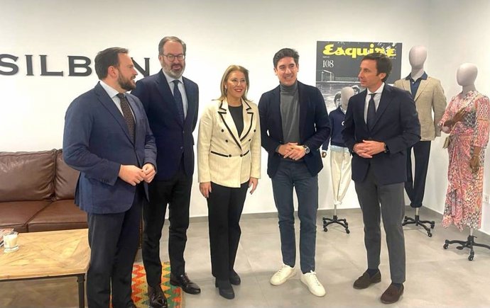 Carolina España (centro), durante su visita a la empresa Silbon, en Córdoba.