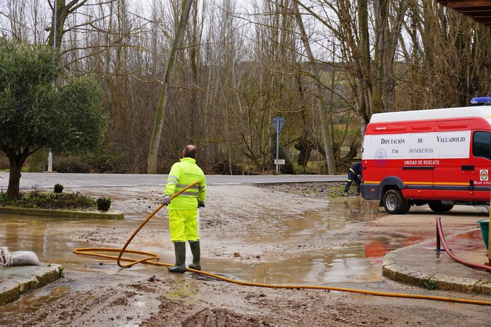 Los bomberos intervienen en la zona inundada de Rábano.