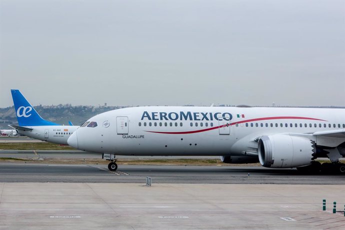 Un avión de la aerolínea Aeroméxico en el aeropuerto Adolfo Suárez Madrid-Barajas, a 2 de enero de 2024, en Madrid (España).